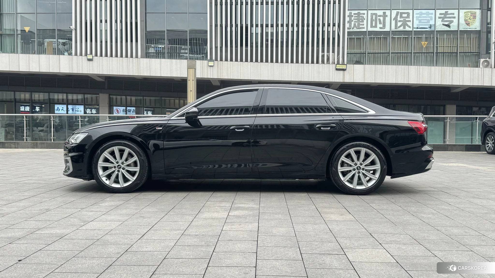 Audi A6L 2022 Черный из Китая, фото 2