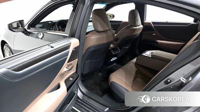 Lexus ES300h 7th generation 2025 Серый из Кореи, фото 2