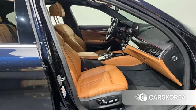 BMW 5 Series (G30) 2022 Черный из Кореи, фото 2