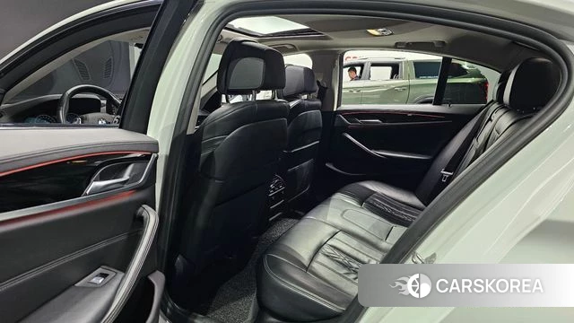BMW 5 Series (G30) 2019 Белый из Кореи, фото 2