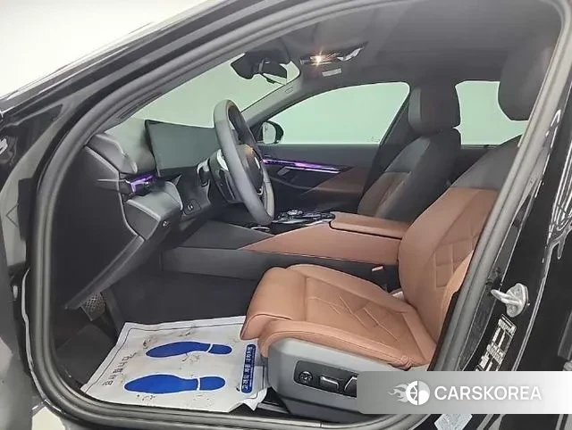 BMW 5 Series (G60) 2024 Черный из Кореи, фото 2