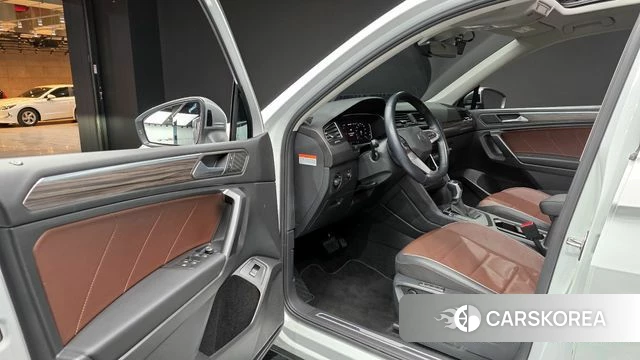 Volkswagen Tiguan Allspace 2023 Белый из Кореи, фото 2