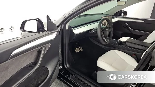 Tesla Model Y 2023 Черный из Кореи, фото 2