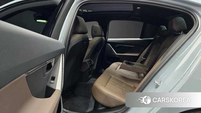 BMW 5 Series (G60) 2025 Цвет галактики из Кореи, фото 2