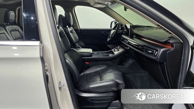 Lincoln Aviator 2nd generation 2023 Жемчужный цвет из Кореи, фото 2