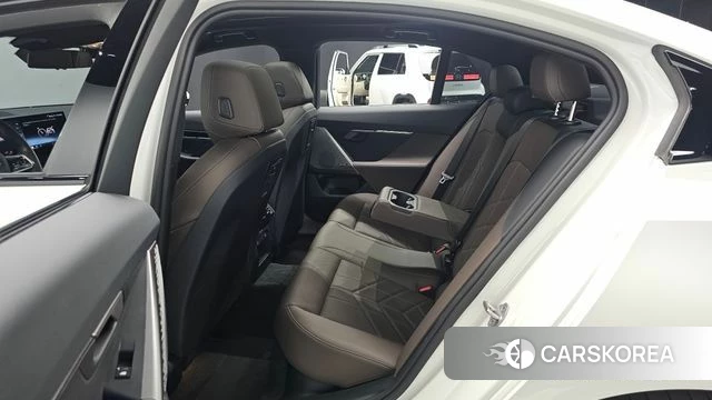 BMW 5 Series (G60) 2024 Белый из Кореи, фото 2