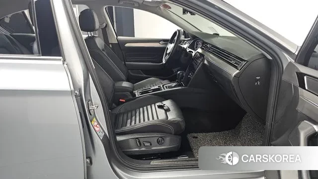 Volkswagen Passat GT (B8) 2021 Серебряный из Кореи, фото 2