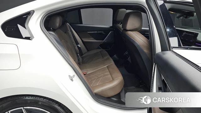 BMW 5 Series (G60) 2023 Белый из Кореи, фото 2