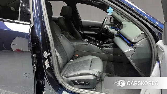 BMW 5 Series (G60) 2024 Черный из Кореи, фото 2