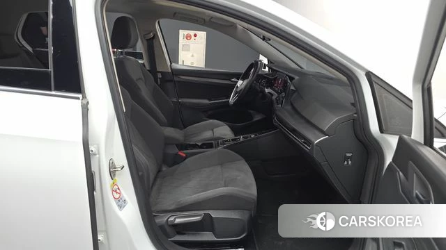 Volkswagen Golf 8th Generation 2022 Белый из Кореи, фото 2