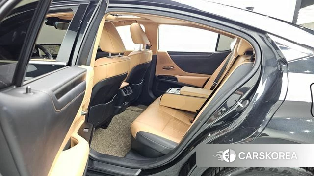 Lexus ES300h 7th generation 2022 Черный из Кореи, фото 2