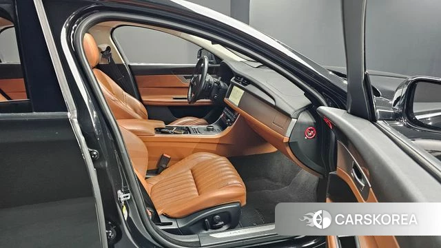 Jaguar XF (X260) 2018 Черный из Кореи, фото 2