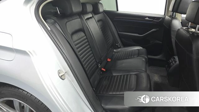 Volkswagen Passat GT (B8) 2018 Серебристо-серый из Кореи, фото 2