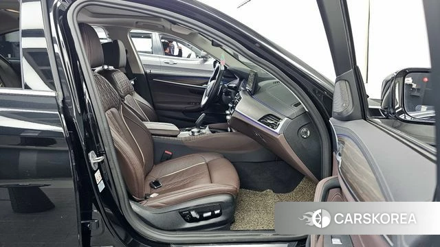 BMW 5 Series (G30) 2023 Черный из Кореи, фото 2