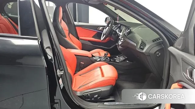 BMW 1 Series (F40) 2021 Черный из Кореи, фото 2