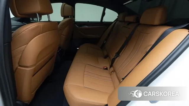 BMW 5 Series (G30) 2023 Белый из Кореи, фото 2