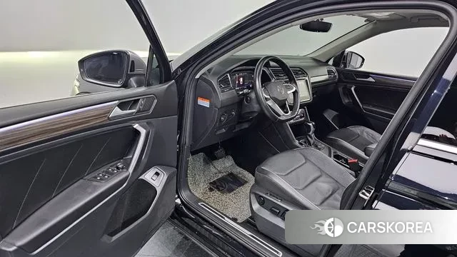 Volkswagen Tiguan Allspace 2023 Черный из Кореи, фото 2