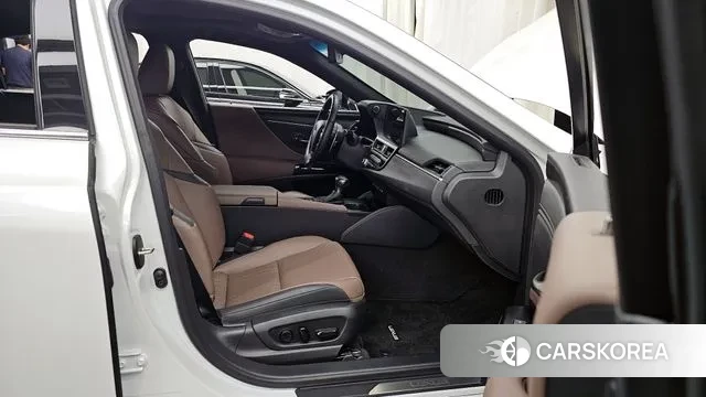 Lexus ES300h 7th generation 2023 Белый из Кореи, фото 2