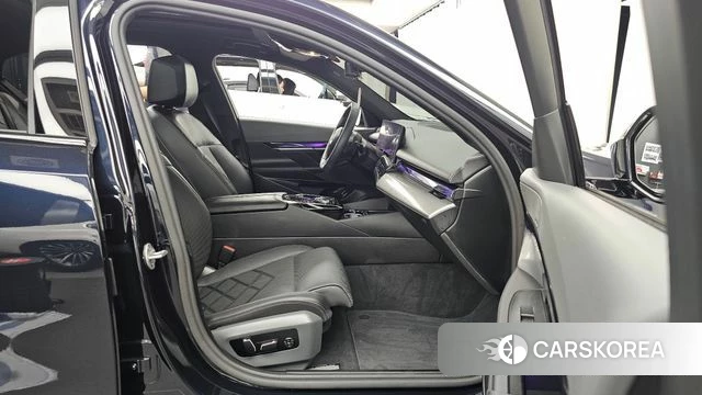BMW 5 Series (G60) 2025 Черный из Кореи, фото 2