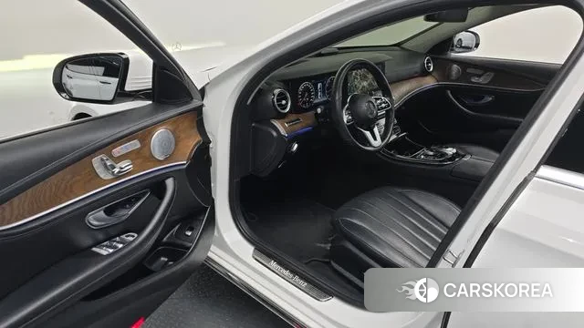 Mercedes-Benz E-Class W213 2018 Белый из Кореи, фото 2