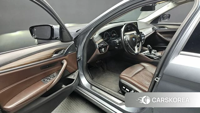 BMW 5 Series (G30) 2019 Серый из Кореи, фото 2