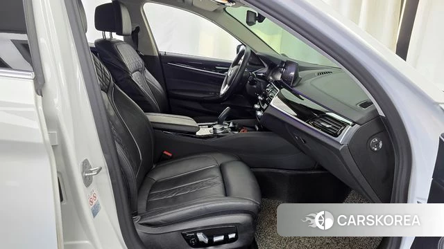 BMW 5 Series (G30) 2020 Белый из Кореи, фото 2