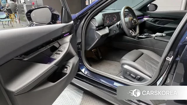 BMW 5 Series (G60) 2024 Черный из Кореи, фото 2