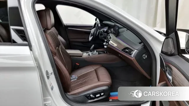 BMW 5 Series (G30) 2020 Белый из Кореи, фото 2