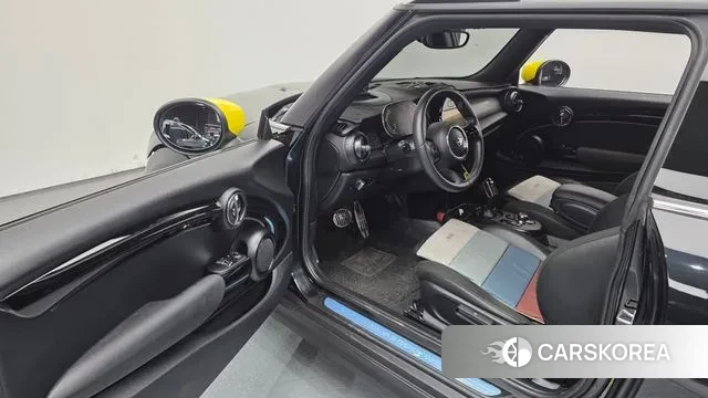 Mini Cooper Electric 2022 Черный из Кореи, фото 2