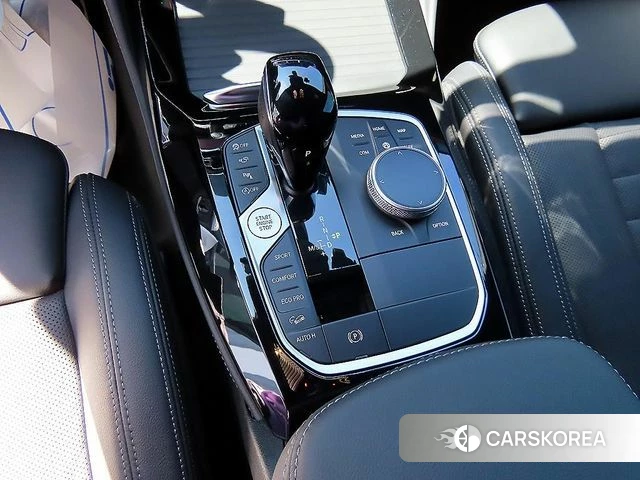 BMW X4 (G02) 2024 Светло-серебряный цвет из Кореи, фото 2