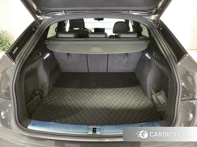 Audi Q5L Sportback 2021 Темно-серый из Китая, фото 2
