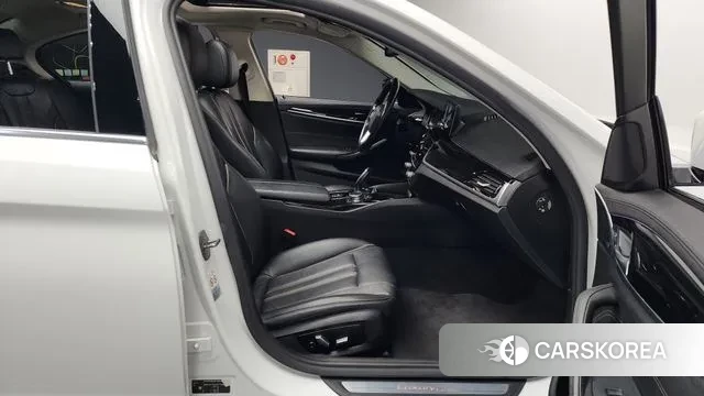 BMW 5 Series (G30) 2018 Белый из Кореи, фото 2