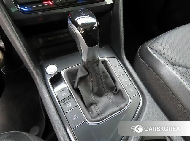 Volkswagen Tiguan Allspace 2023 Белый из Кореи, фото 2