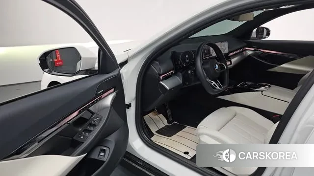 BMW 5 Series (G60) 2025 Белый из Кореи, фото 2