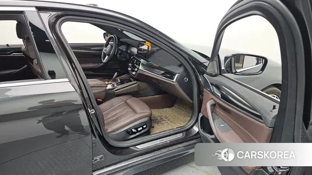 BMW 5 Series (G30) 2023 Серый из Кореи, фото 2