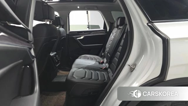 Volkswagen Touareg 3rd generation 2023 Белый из Кореи, фото 2