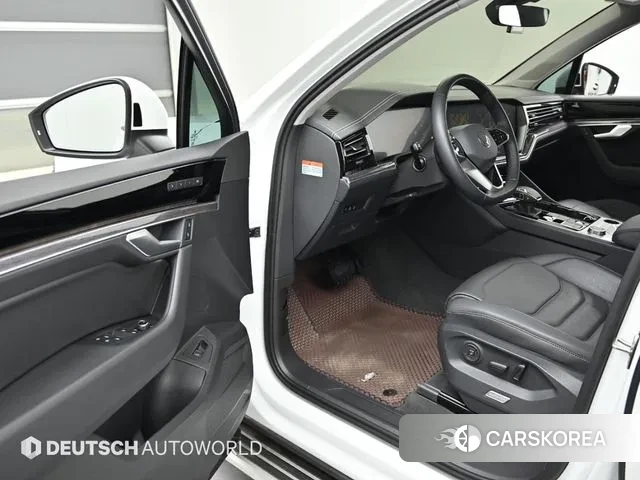 Volkswagen Touareg 3rd generation 2023 Белый из Кореи, фото 2