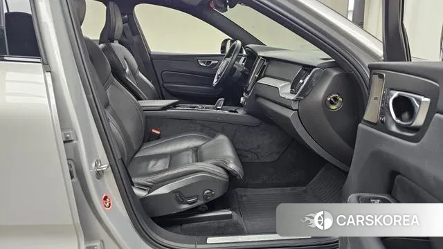 Volvo XC60 second Generation 2022 Серебристо-серый из Кореи, фото 2