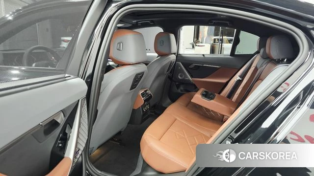 BMW 5 Series (G60) 2025 Черный из Кореи, фото 2