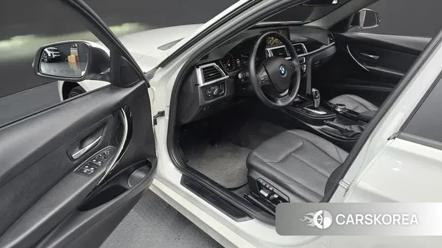 BMW 3 Series (F30) 2018 Белый из Кореи, фото 2