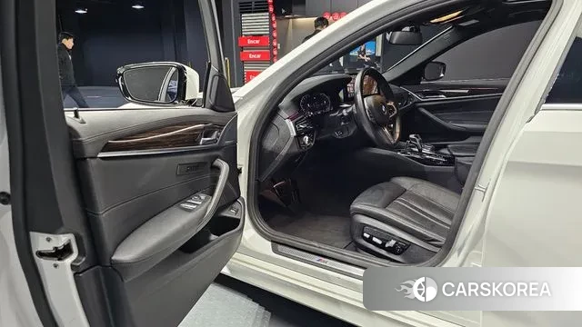 BMW 5 Series (G30) 2022 Белый из Кореи, фото 2