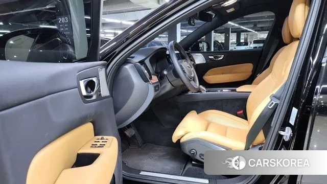 Volvo XC60 second Generation 2023 Черный из Кореи, фото 2