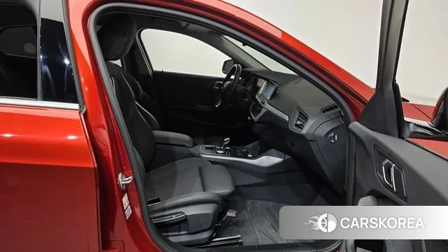 BMW 1 Series (F40) 2021 Оранжевый из Кореи, фото 2