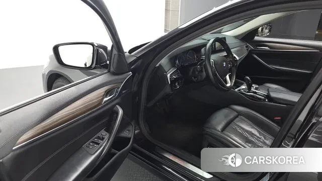 BMW 5 Series (G30) 2018 Серый из Кореи, фото 2