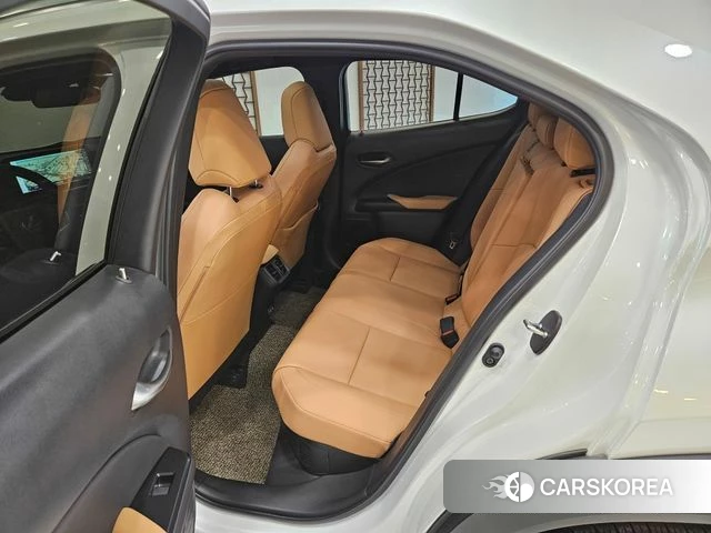 Lexus UX300h 2025 Жемчужный цвет из Кореи, фото 2