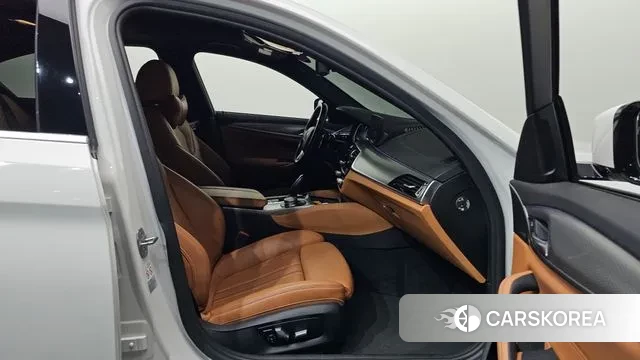 BMW 5 Series (G30) 2018 Белый из Кореи, фото 2