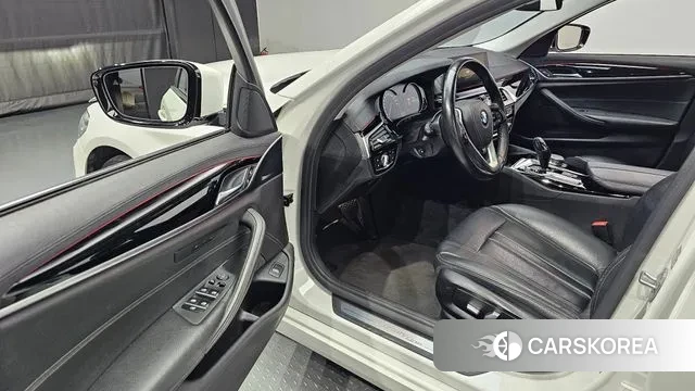 BMW 5 Series (G30) 2018 Белый из Кореи, фото 2