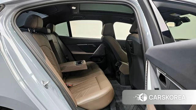 BMW 5 Series (G60) 2025 Светло-серебряный цвет из Кореи, фото 2