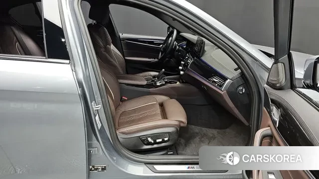 BMW 5 Series (G30) 2023 Серый из Кореи, фото 2