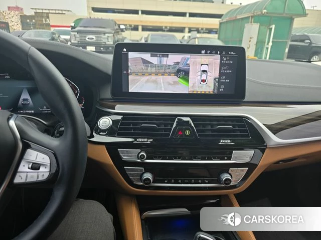 BMW 5 Series (G30) 2023 Белый из Кореи, фото 2